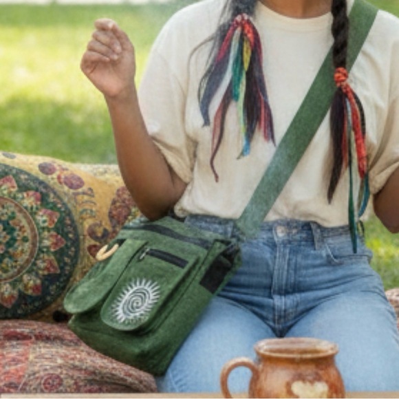 Chic Green Crossbody Bag with Spiral Accent, Handmade Multi-pocket EverydayBag - Picture 2 of 15